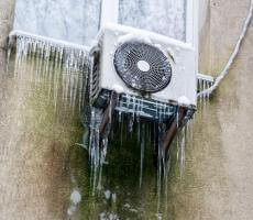 מזגן קפוא יכול להעיד על תקלות שונות -פילטר סתום, הפעלה רצופה מדי, חוסר גז ועוד..